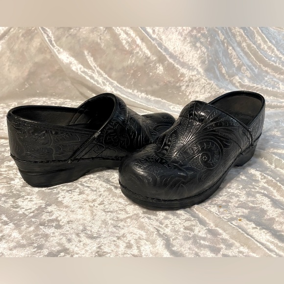 Dansko Shoes - Dansko Professional Black Clogs. Great nurse shoes. 502